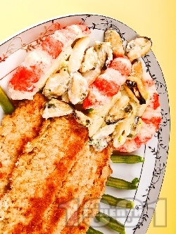 Бяла риба мерлуза с морска салата от макарони, миди, скариди и сметана - снимка на рецептата